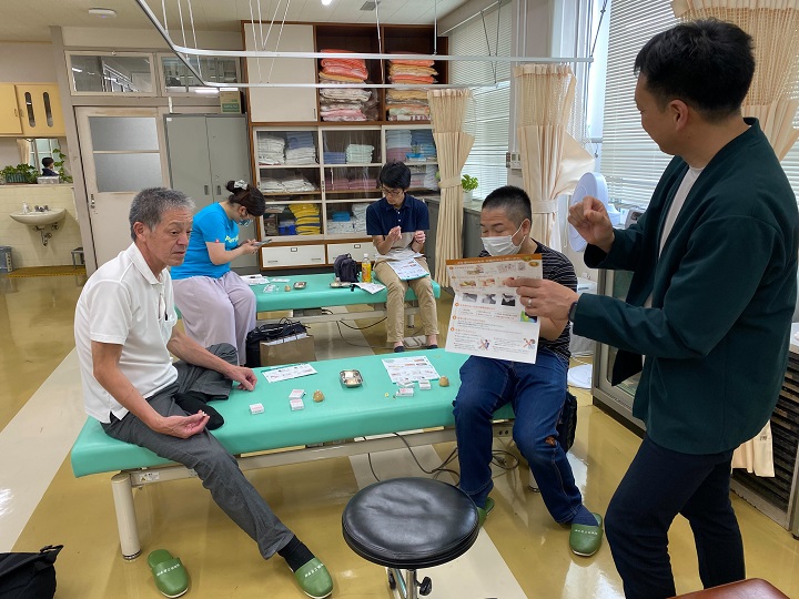 セルフお灸教室の様子：ツボの探し方を指導しています