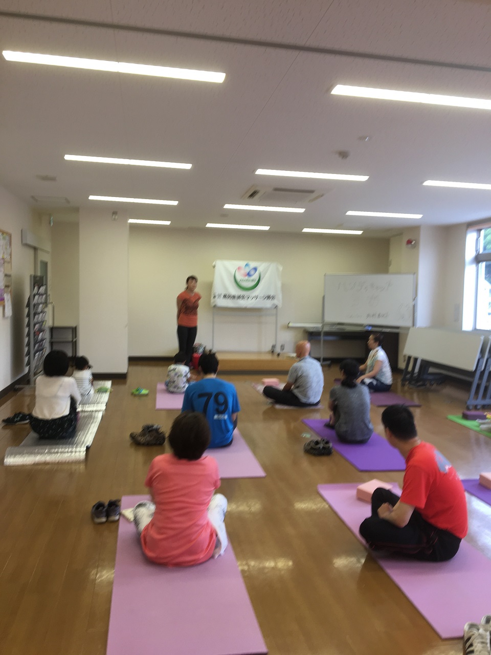 ヨガ体験の様子：参加者が座りながら呼吸を整えています