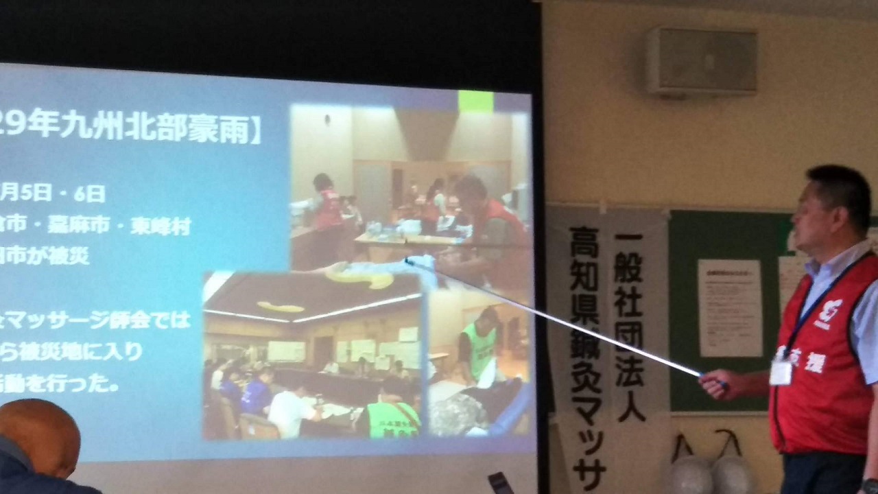 災害支援研修の様子：避難所でのベッド設置などを確認