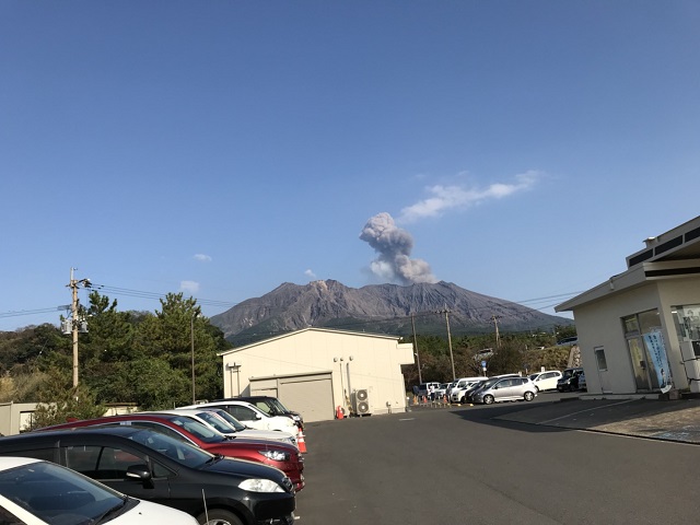 鹿児島大会会場から見える、雲がかった桜島の風景