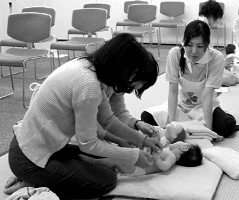 ベビーマッサージの様子