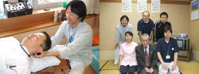 原田先生を治療する白田先生と参加者集合写真