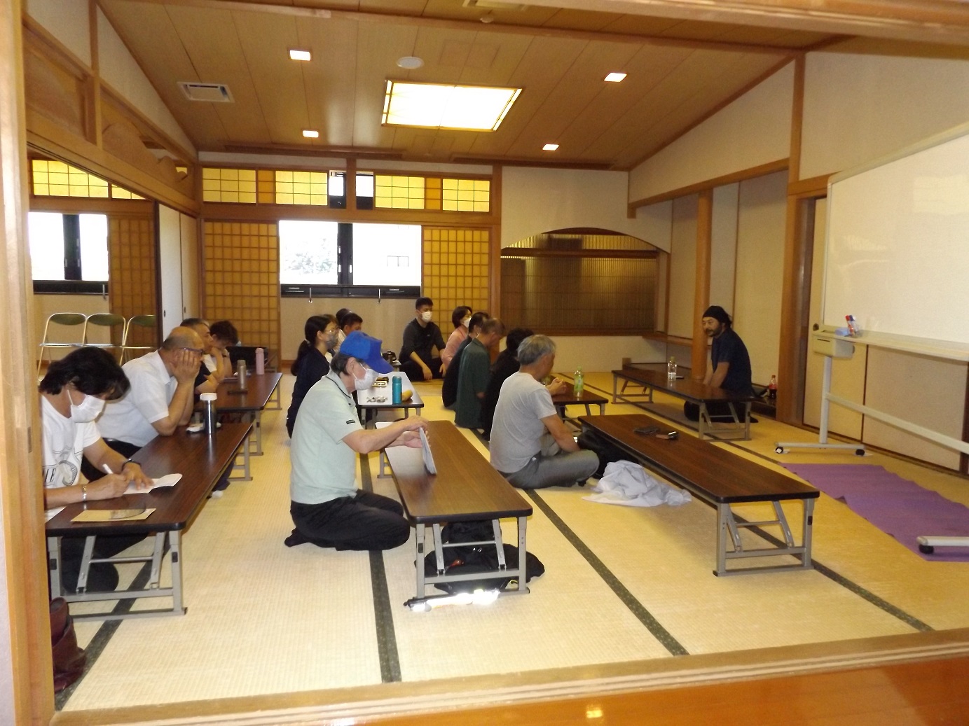 講義を受ける参加者