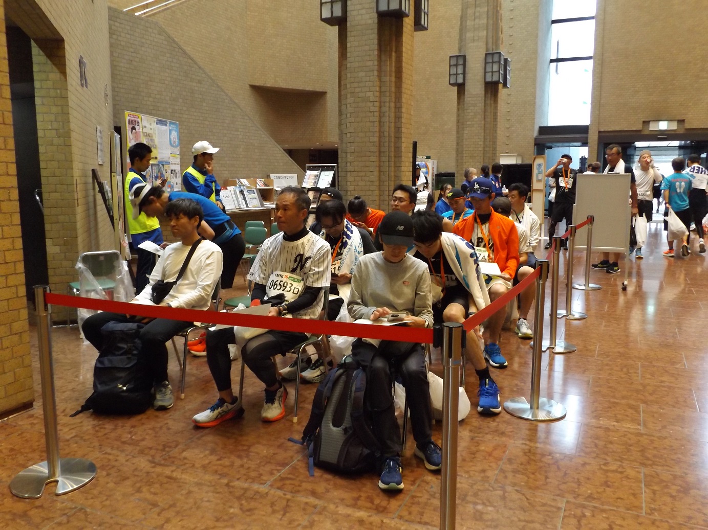 待機イスはいっぱい