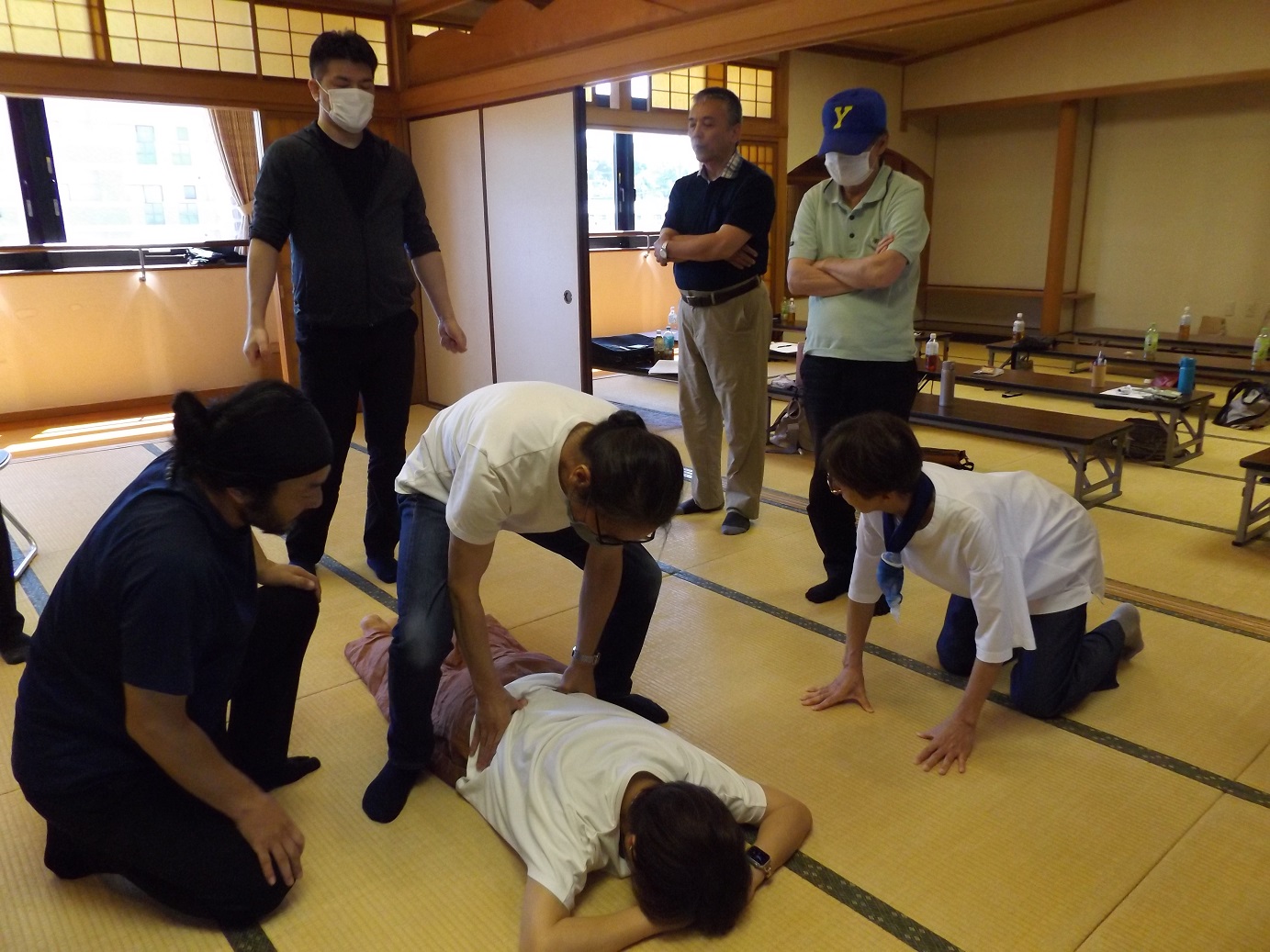 両手で圧をかける参加者