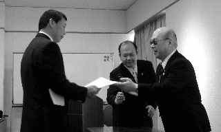 写真:表彰を受ける山下先生